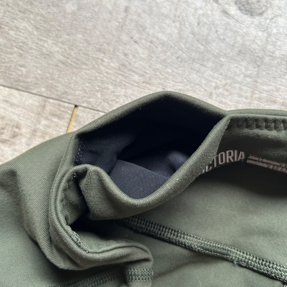 Victoria's Secret Sport Knockout Army Khaki Green Capri Cut Out Mesh Leggings M - Picture 9 of 13